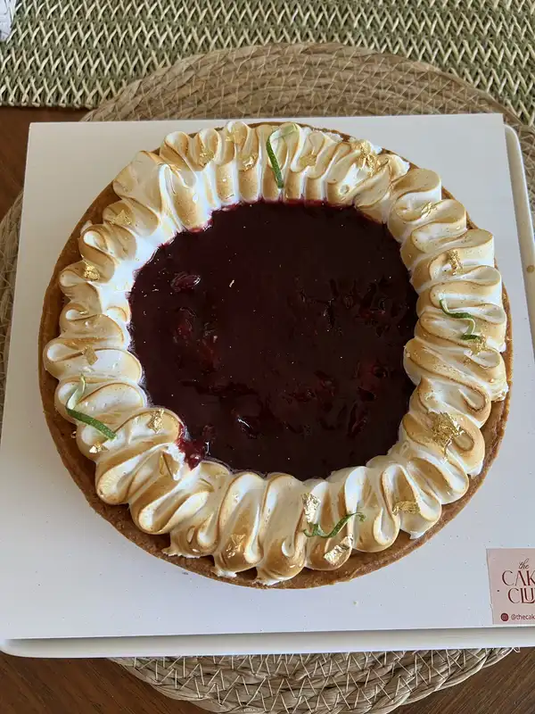 La torta de cumpleaños de Agus decorada con merengue y frutos rojos
