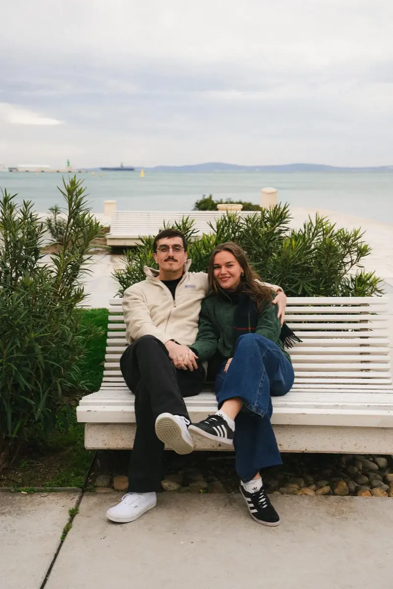 Juntos sentados junto al mar en Split