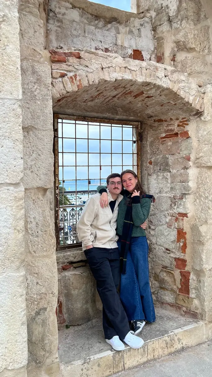 Juntos en una ventana antigua de Split
