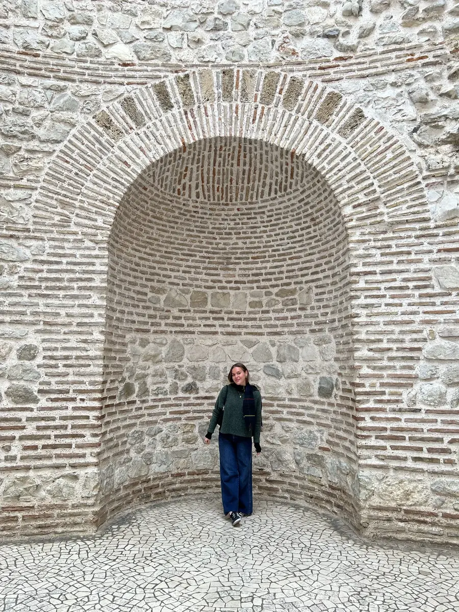 Agus bajo un arco antiguo en Split