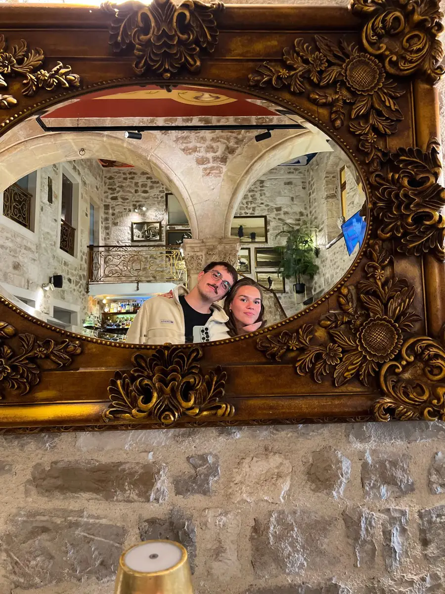 Juntos reflejados en un espejo del restaurante LVXOR en Split