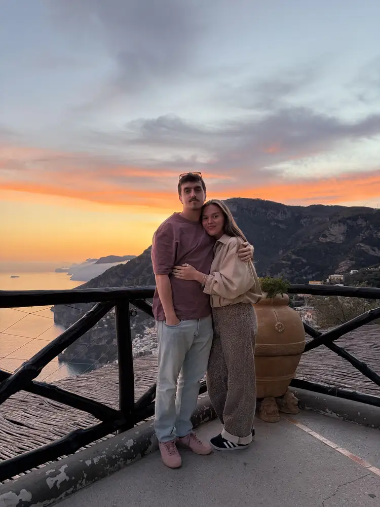 Juntos al atardecer en La Tagliata, sobre Positano