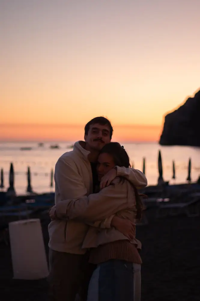 Abrazados al atardecer en la playa de Positano
