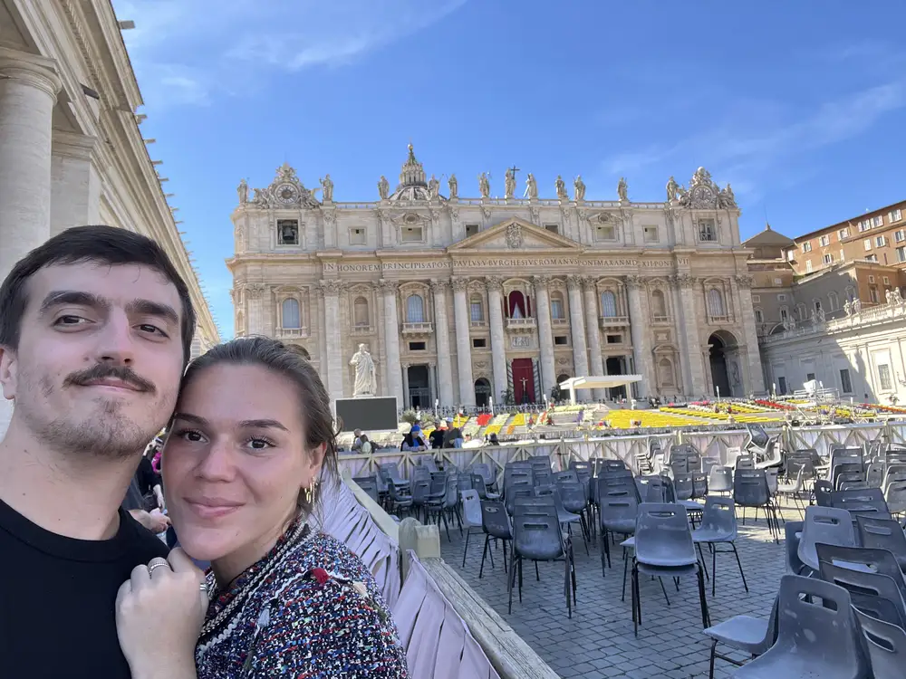 Juntos frente a la Basílica de San Pedro en el Vaticano