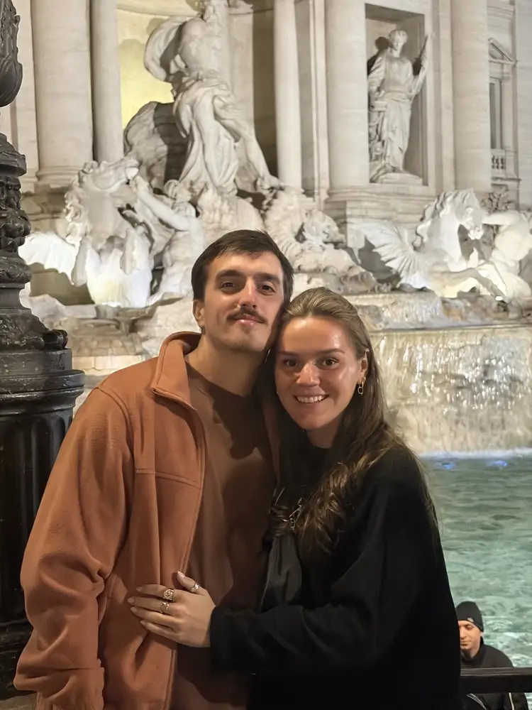 Juntos frente a la Fontana di Trevi en Roma