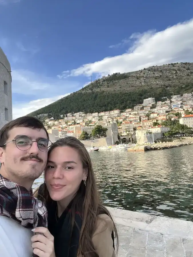 Juntos frente al puerto y las murallas de Dubrovnik