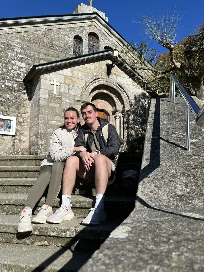 Juntos frente a la iglesia de Palas de Rei