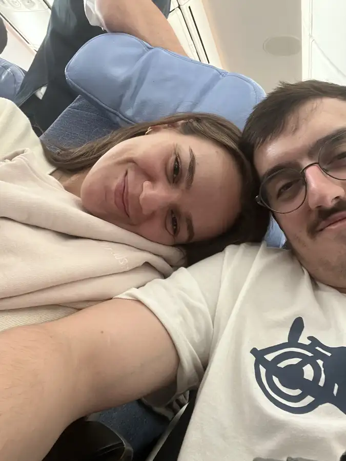 Juntos en el avión cruzando el Atlántico rumbo a Madrid